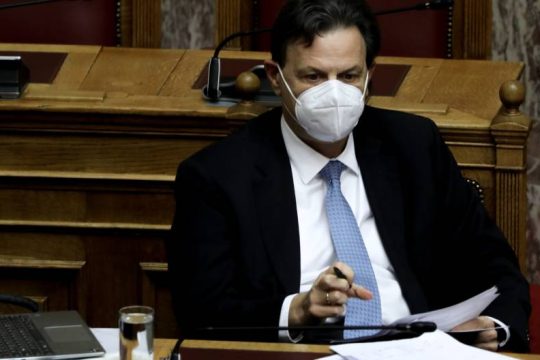 Πέρασε το Μεσοπρόθεσμο εν μέσω σφοδρού σφυροκοπήματος