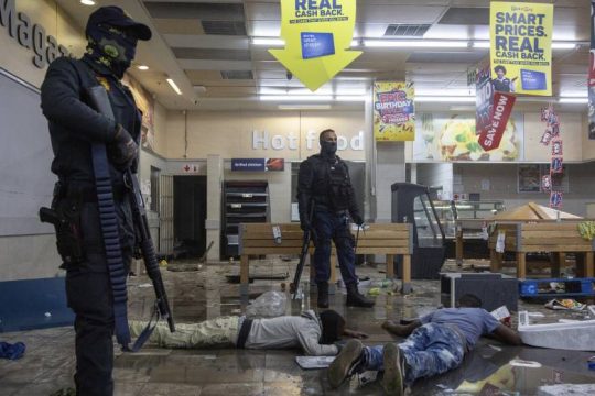 Αυξάνονται οι νεκροί στη Νότια Αφρική, συνεχίζονται οι λεηλασίες