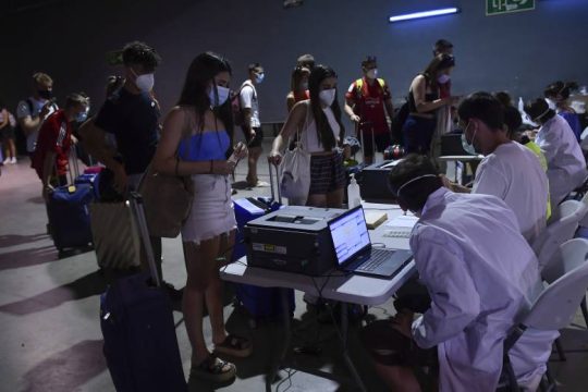 Στον ρυθμό της «Δέλτα» και του φόβου για 4ο κύμα πανδημίας ο πλανήτης