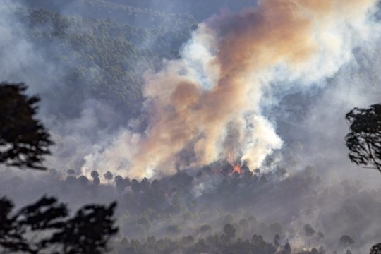 Μαζικές εκκενώσεις από φωτιά σε φυσικό πάρκο στην Καταλονία