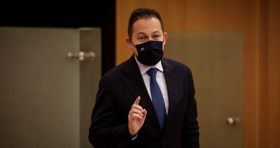 Προκλητικές δηλώσεις Πέτσα για τον υποχρεωτικό εμβολιασμό – Επόμενοι οι εκπαιδευτικοί