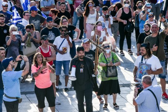 Σύνταγμα: Χρυσαυγίτες, ακροδεξιοί με σταυρούς και εικόνες κατά των εμβολίων