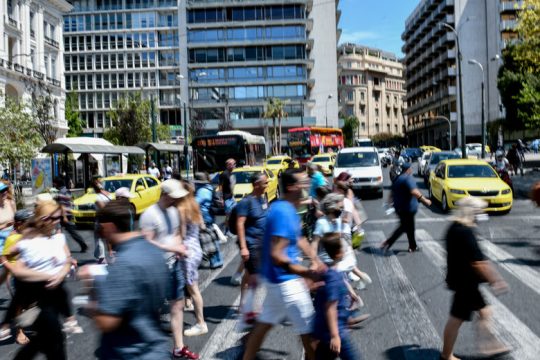 Φοβήθηκαν μην πάει… Περίπατο η ανάπλαση της πλατείας Συντάγματος