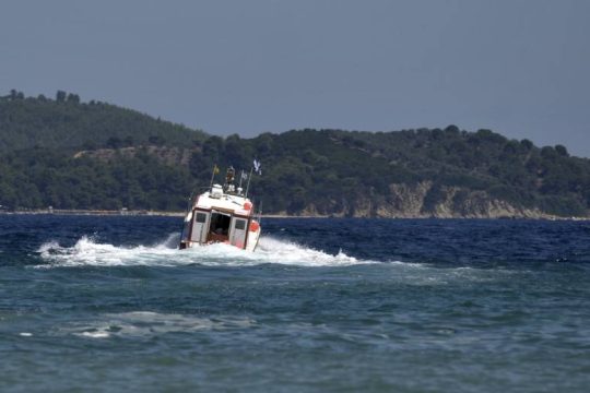 Πρόσκρουση θαλάσσιου ταξί σε τουριστικό σκάφος ανοιχτά των Σπετσών