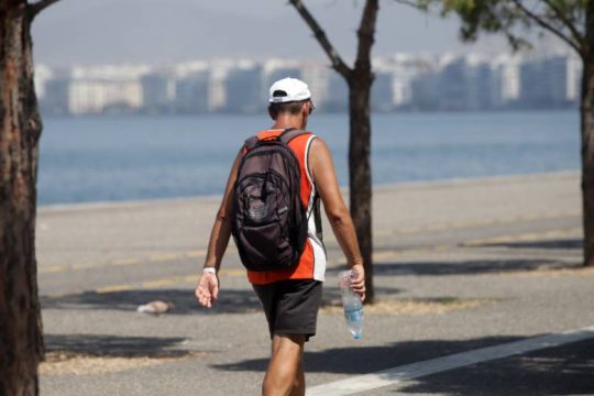 Οι τουριστικές μετακινήσεις κρατούν σταθερό το ιικό φορτίο στη Θεσσαλονίκη