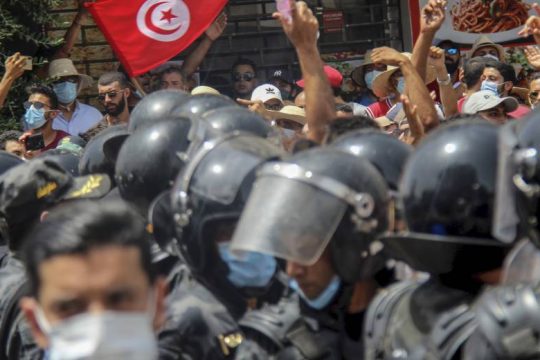 Τυνησία: Αποπέμφθηκε ο πρωθυπουργός μετά τις μαζικές διαδηλώσεις