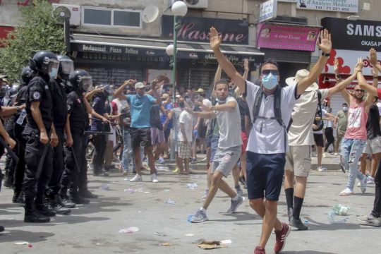Βαθαίνει η πολιτική κρίση στην Τυνησία μετά το «πάγωμα» του κοινοβουλίου