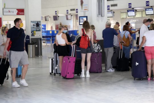 Γερμανικό «χτύπημα» στον ελληνικό τουρισμό: Στις περιοχές κινδύνου η χώρα