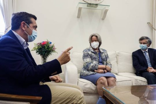 Τσίπρας: Οι πολίτες να αγνοήσουν τον διχαστικό λόγο Μητσοτάκη και να εμβολιαστούν
