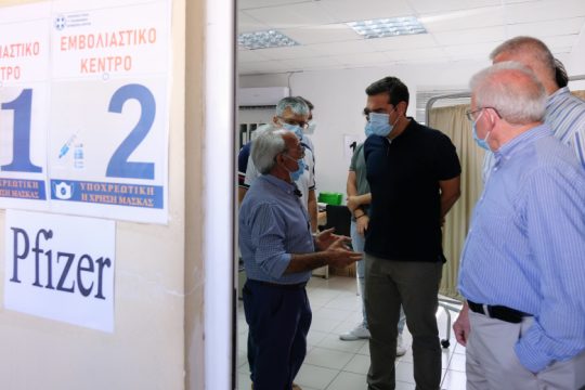 Διπλό μήνυμα Τσίπρα από την Ιεράπετρα για εμβόλια και ΕΣΥ