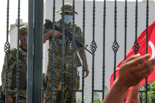 Προσπάθειες να πέσουν οι τόνοι στην Τυνησία μετά από ένα εκρηκτικό διήμερο