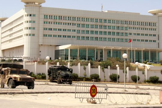 Σε τεντωμένο σκοινί η Τυνησία: Διεθνείς αντιδράσεις και φόβοι για «έκρηξη»