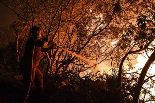 Τουρκία: Απομακρύνονται τουρίστες από θέρετρα λόγω των πυρκαγιών