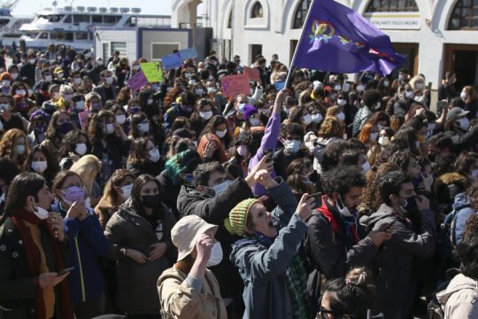 Στους δρόμους οι Τούρκοι για την οριστική αποχώρηση από τη Σύμβαση της Κωνσταντινούπολης