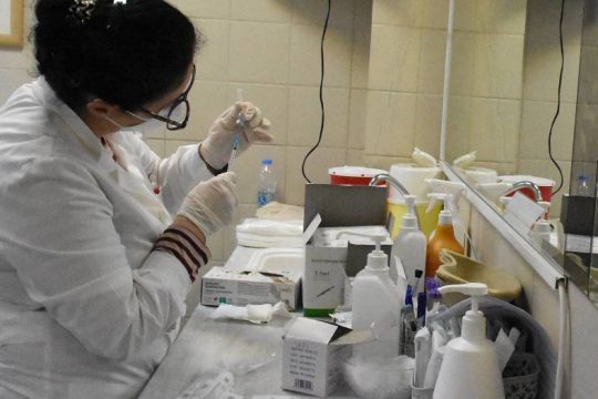 Covid-19: Σταθερά υψηλά τα κρούσματα, αυξήθηκαν οι θάνατοι