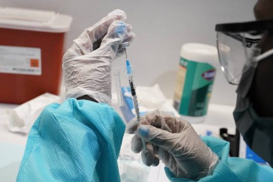 Μπάιντεν: Εμβολιασμός ή συχνά τεστ για τους ομοσπονδιακούς υπαλλήλους
