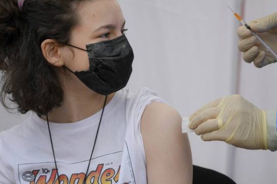 Γιατί η δημιουργός του εμβολίου της AZ δεν προκρίνει τον άμεσο εμβολιασμό παιδιών
