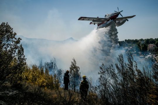 Πολύωρες μάχες με τις φλόγες σε πολλά μέτωπα