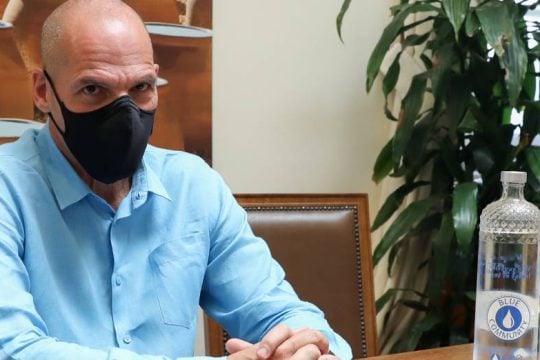 Γ. Βαρουφάκης: Ναι στον εμβολιασμό, όχι στα εμβολιαστικά διαβατήρια