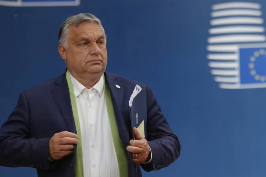 Σε δημοψήφισμα βάζει τώρα ο Όρμπαν τον νόμο κατά των ΛΟΑΤΚΙ