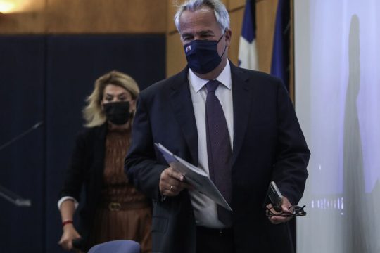 Ο Βορίδης κρατά ανοιχτό το «παραθυράκι» για απολύσεις ανεμβολίαστων