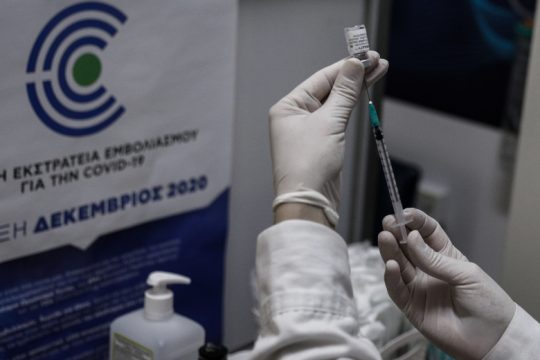 Γιατρός κατηγορείται για εικονικό εμβολιασμό σε αρνητή στο Ασκληπιείο