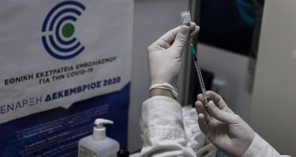 Γιατρός κατηγορείται για εικονικό εμβολιασμό σε αρνητή στο Ασκληπιείο