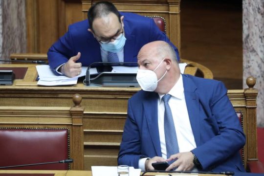Κόντρα για την τροπολογία υποχρεωτικού εμβολιασμού εργαζομένων [ Live ]