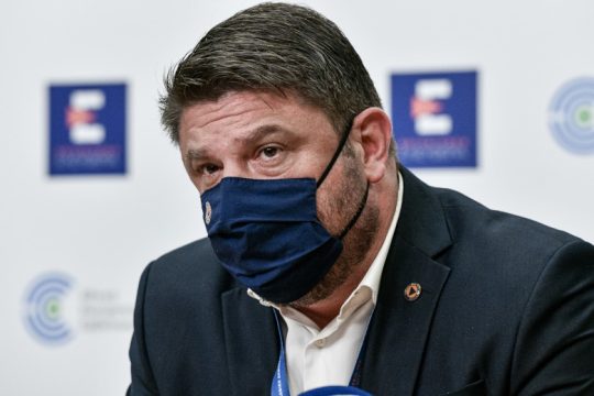Επιμένει στα καμπανάκια προς Μύκονο και Ίο ο Χαρδαλιάς