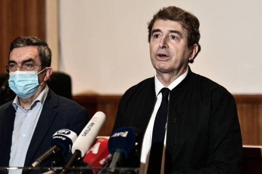 Αντί να απολογηθεί για την καθυστέρηση, θριαμβολογεί και μετράει… επιτυχίες!