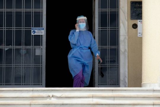 Το τέταρτο κύμα δείχνει τα δόντια του – 2.938 νέα κρούσματα σε μία μέρα