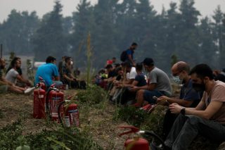 Εύβοια: Πυροσβέστες, εθελοντές και κάτοικοι εναντίον… Γολιάθ