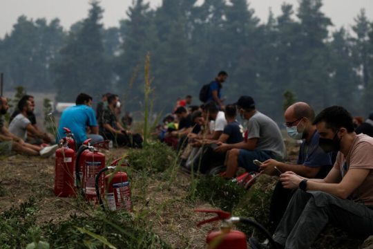 Εύβοια: Πυροσβέστες, εθελοντές και κάτοικοι εναντίον… Γολιάθ