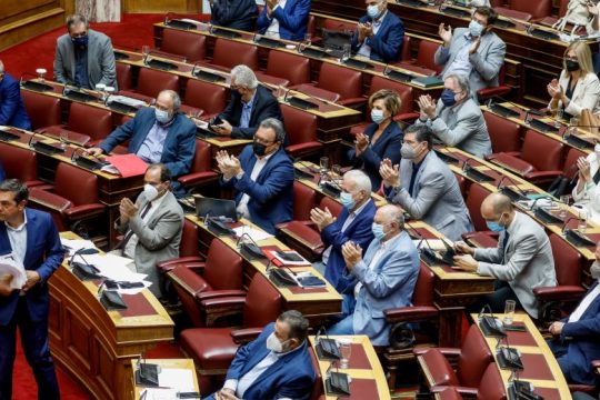 Νέες βολές στη Βουλή για την αποτυχία του επιτελικού κράτους στις πυρκαγιές