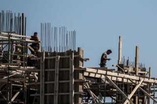 Απογειώθηκαν οι τιμές των υλικών οικοδομής