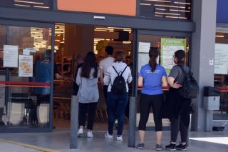 Πιο προσεκτικοί οι εμβολιασμένοι από τους ανεμβολίαστους καταναλωτές!