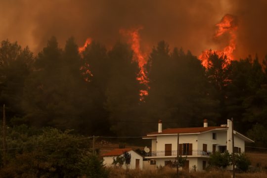 Μπαίνει και ο Στρατός με drones στις φωτιές