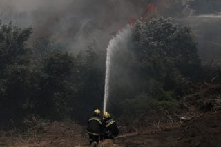 Συνεχίζεται η μάχη σε Εύβοια και Πελοπόννησο