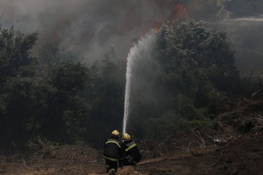 Συνεχίζεται η μάχη σε Εύβοια και Πελοπόννησο