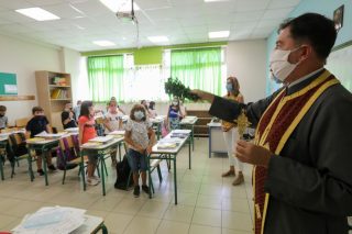 Ανοίγουν σχολεία και σχολές με αντιδράσεις για τον «διαχωρισμό» και τα επί πληρωμή τεστ