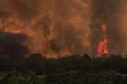 Εκτός ελέγχου η φωτιά στη Βαρυμπόμπη – Απομακρύνονται κάτοικοι, καίγονται σπίτια