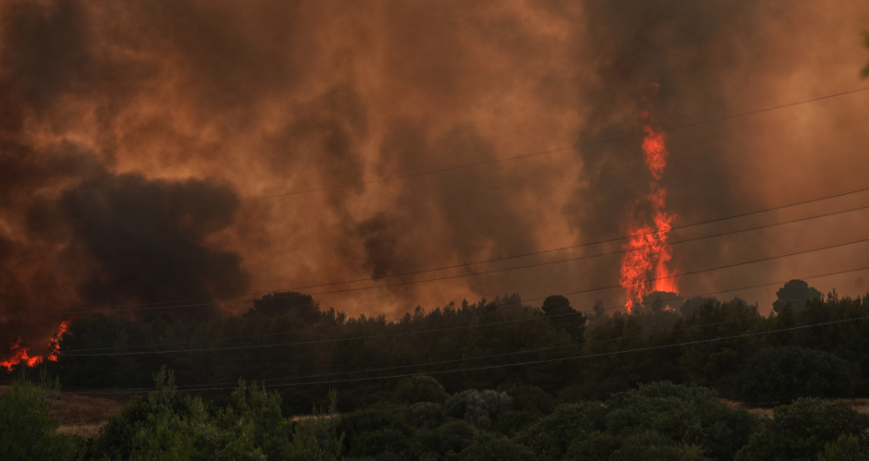 Εκτός ελέγχου η φωτιά στη Βαρυμπόμπη – Απομακρύνονται κάτοικοι, καίγονται σπίτια