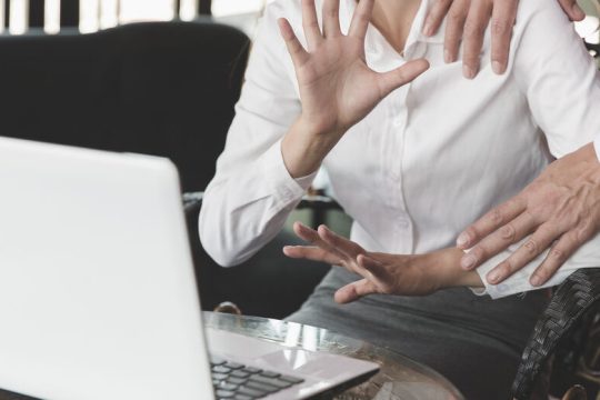 Κλειστά αυτιά στις υποθέσεις σεξουαλικής παρενόχλησης