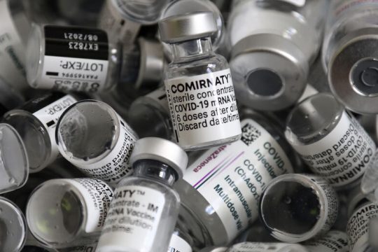 «Χρυσές» ανατιμήσεις στα εμβόλια Pfizer και Moderna