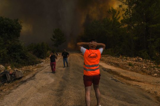 Σκληρό ρεπορτάζ της ΕΡΤ για πυρκαγιές και καμένα… στην Τουρκία