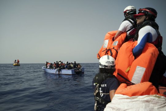 700 απόκληροι ψάχνουν λιμάνι