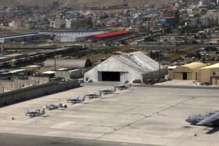 Από το αεροδρόμιο στους πρόσφυγες