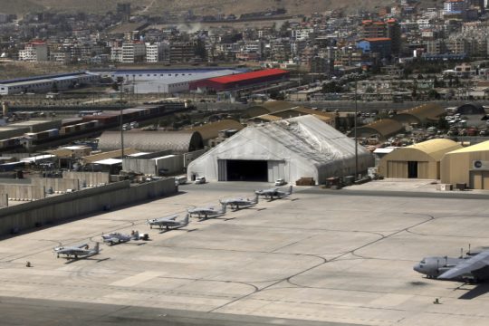Από το αεροδρόμιο στους πρόσφυγες
