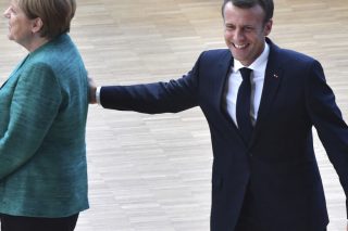 Η σιδηρά πυγμή του Μακρόν διχάζει κι άλλο την κοινή γνώμη