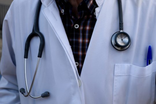 Ηράκλειο: Γιατρός συνελήφθη μετά από καταγγελία για ασέλγεια σε 18χρονο